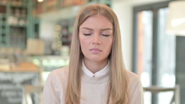 Portret van gestresste jonge vrouw met hoofdpijn — Stockvideo