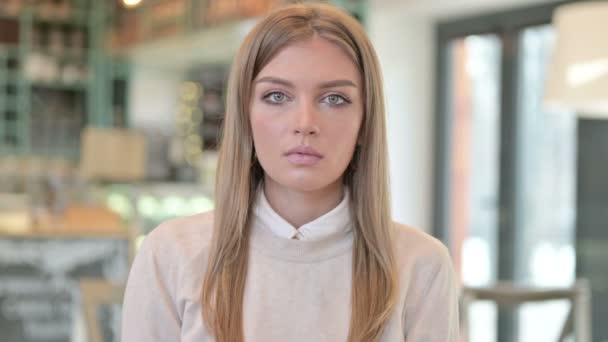 Portrait d'une jeune femme sérieuse regardant la caméra — Video