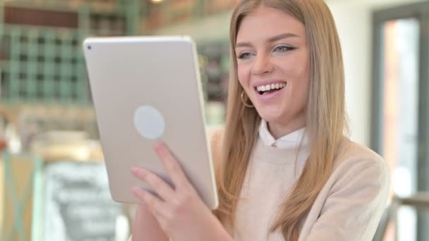 Retrato de Video Chat en Tablet por Mujer Joven — Vídeos de Stock