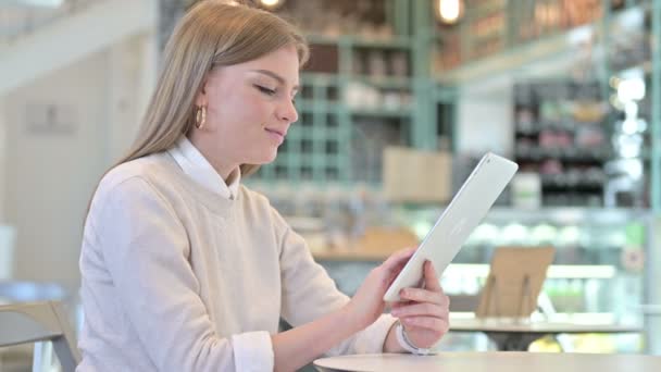 Использование цифровых технологий молодой женщиной в кафе — стоковое видео