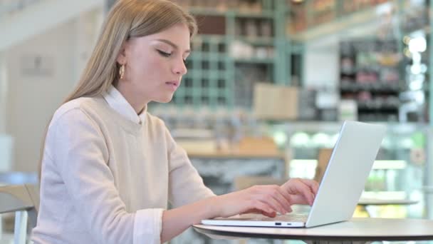 Polegares para baixo por mulher jovem usando laptop no café — Vídeo de Stock