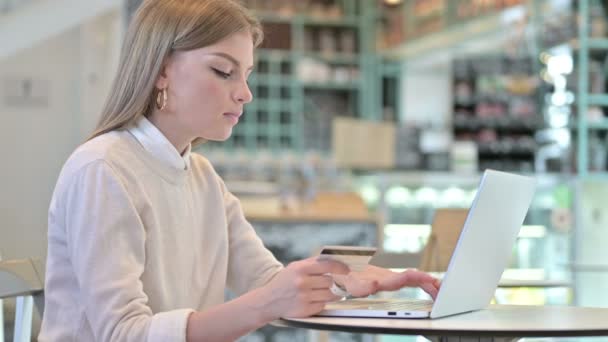 Online betalen op laptop door jonge vrouw in Cafe — Stockvideo
