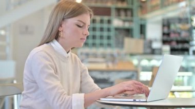 Kafede Sırt Ağrısı Olan Çalışan Genç Kadın