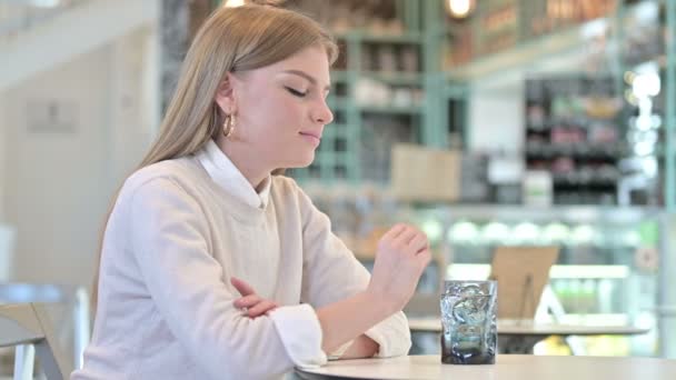健康的年轻女子在咖啡店喝水 — 图库视频影像