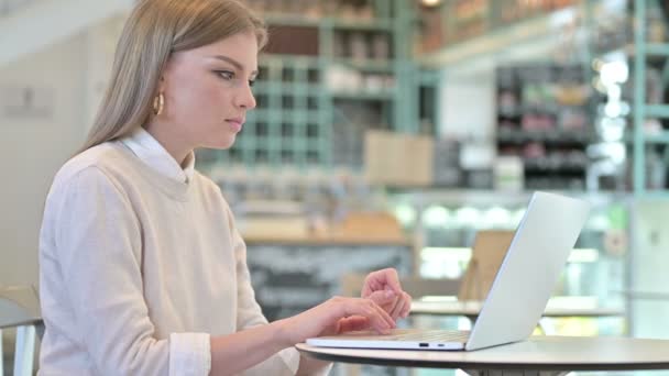 Vídeo bate-papo no laptop por mulher jovem no café — Vídeo de Stock