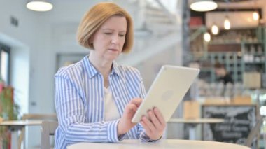 Başarı, Kafe 'de Tablette Kutlanan Yaratıcı Yaşlı Kadın