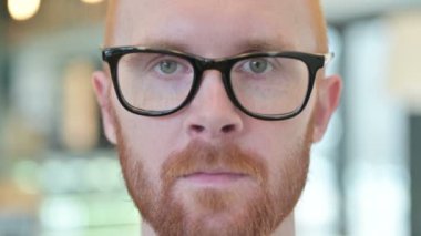 Genç Kızıl Saçlı Adam 'ın Ciddi Yüzü' ne yakın çekim