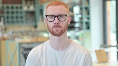 Kameraya Bakan Ciddi Kızıl Adam Portresi