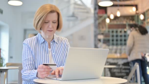 Pagamento em linha bem sucedido no portátil pela mulher velha criativa — Vídeo de Stock