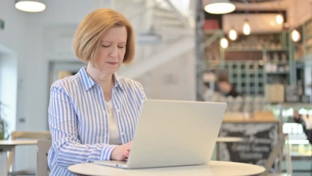 Laptop-Nutzung durch kreative alte Frau im Cafe — Stockvideo