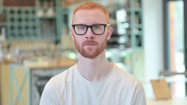 Portrait d'homme rousse attrayant souriant à la caméra — Video