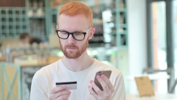 Retrato de pago en línea en Smartphone por Redhead Man — Vídeo de stock