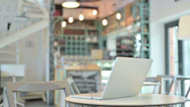 Jovem mulher abrir laptop no topo da mesa no café — Vídeo de Stock