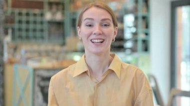 Başarı Kutlaması İçin Heyecanlı Genç Kadın Portresi