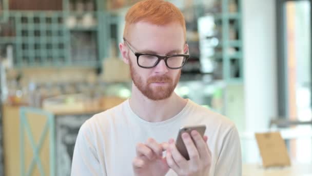 Porträtt av Smartphone användning av Redhead Man — Stockvideo