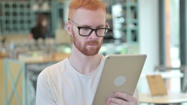 Ritratto di Uomo Rosso Professionale con Tablet Digitale — Video Stock