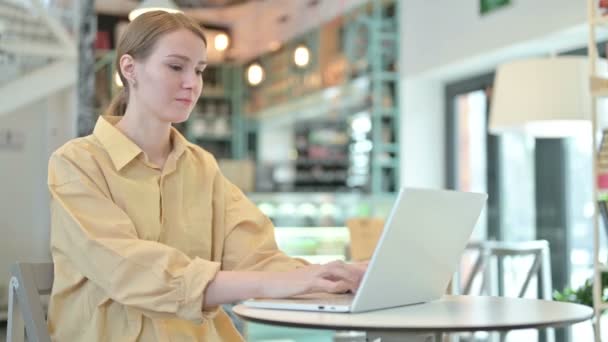 Daumen hoch von junger Frau mit Laptop in Cafe — Stockvideo