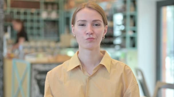 Porträtt av ingen skylt av ung kvinna skakar huvud — Stockvideo
