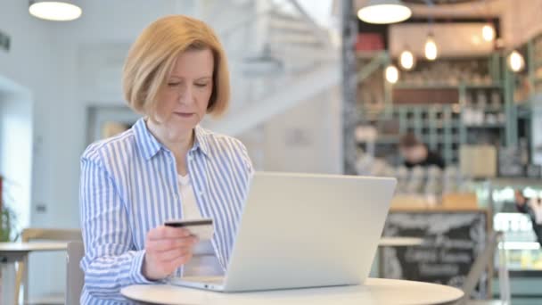 Onsuccesvolle Online Betaling op Laptop door Creative Old Woman — Stockvideo
