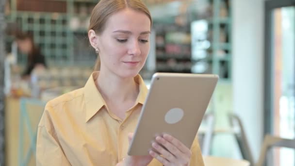 Retrato de mujer joven usando tableta digital — Vídeos de Stock