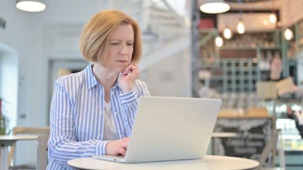 Pensive Creative Old Woman χρησιμοποιώντας Laptop στο Cafe — Αρχείο Βίντεο