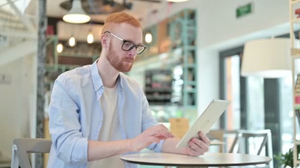 Redhead Man Celebrating Success on Tablet in Cafe — Stock video
