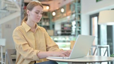 Cafe 'de dizüstü bilgisayar kullanan Profesyonel Genç Kadın