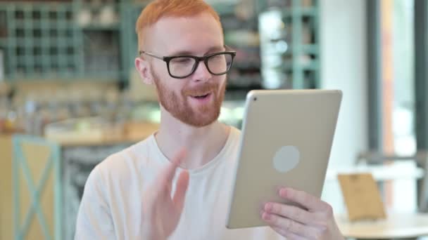 Portré Vide Chat a Tablet vele Redhead Man — Stock videók