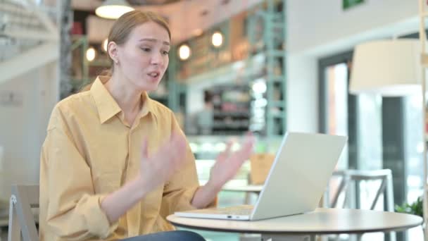 Ung kvinna upprörd av förlust på laptop i Café — Stockvideo