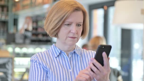 Porträtt av Creative Old Woman Fira på Smartphone — Stockvideo