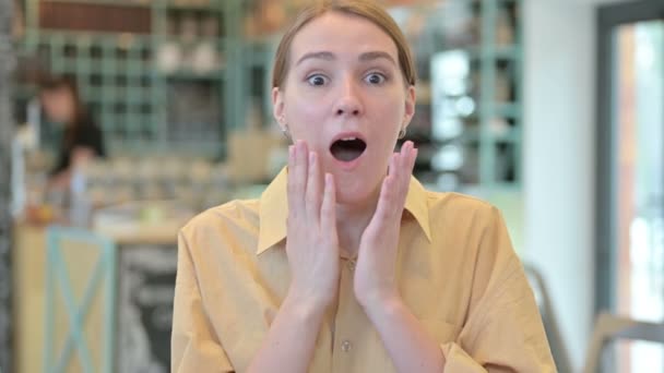 Portré gyönyörű fiatal nő érzés meglepett — Stock videók