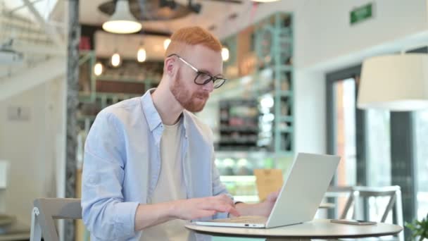 Video Chat no Laptop por Redhead Man no Café — Vídeo de Stock