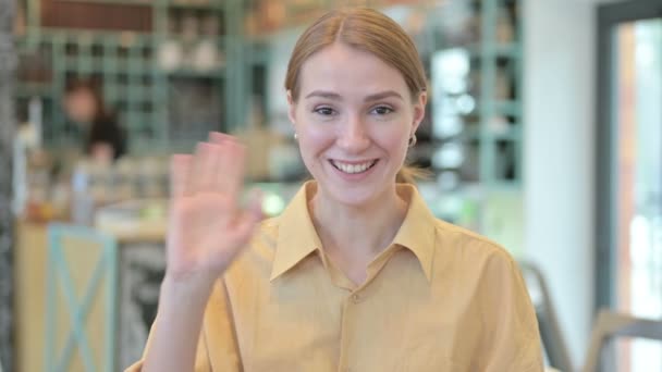 Portrait d'une jeune femme souriante faisant du chat vidéo — Video