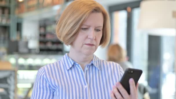 Portrait of Angry Creative Old Woman Talking on Smartphone — Stock Video