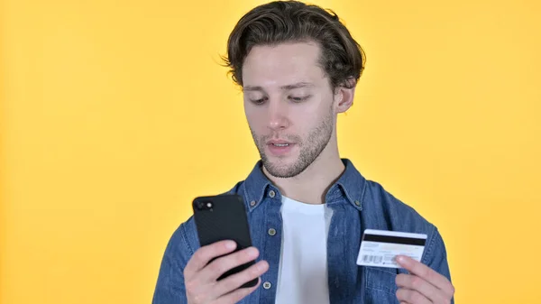 Paiement en ligne sur Smartphone sur fond jaune — Photo