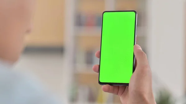 Chiave cromatica, Uomo africano che tiene lo schermo verde dello smartphone — Foto Stock