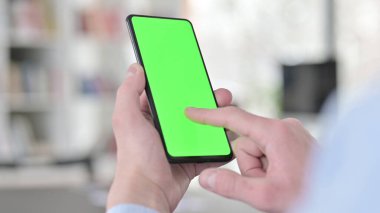 Genç Adam Chroma Anahtar Akıllı Telefon Ekranı