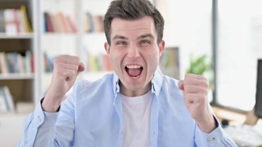genç adam başarı kutluyor heyecanlı