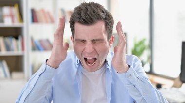 Kızgın genç adam bağırıyor ve bağırıyor.