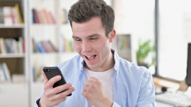 Genç Adam Akıllı Telefon 'da Başarıyı Kutluyor