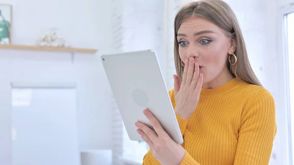 Mujer joven emocionada en shock usando tableta — Foto de Stock
