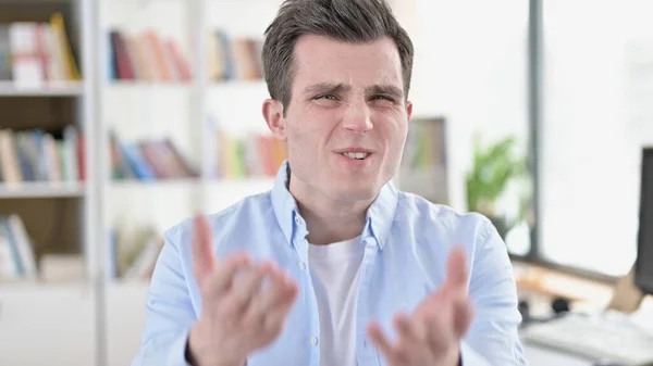 Upset Young Man Shocked by Loss — Stock Photo, Image