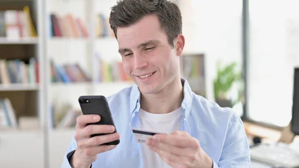 Başarılı Çevrimiçi Alışveriş, Akıllı Telefon 'da Kredi Kartı Kullanımı — Stok fotoğraf