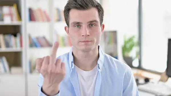 Rude Young Man mostrando dedo médio — Fotografia de Stock