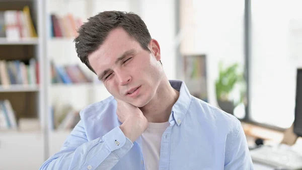 Hombre joven cansado con dolor en el cuello — Foto de Stock