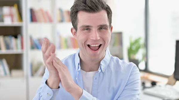 Emocionado joven aplaudiendo por el equipo —  Fotos de Stock