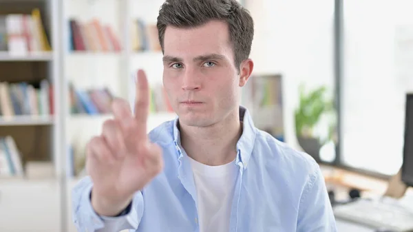 No, Joven saludando con el dedo — Foto de Stock