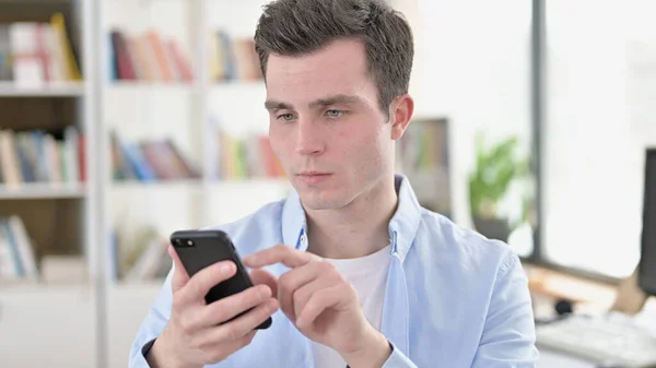 Young Student using Smartphone, Browsing Internet — Stock Photo, Image