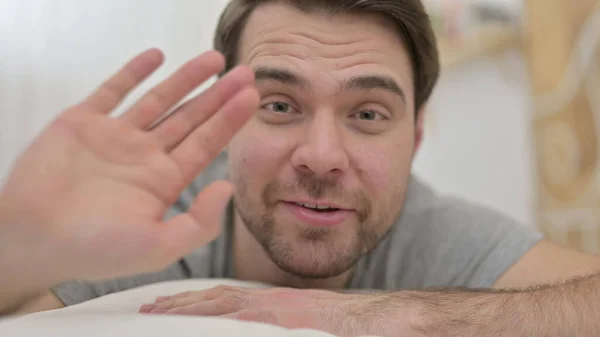 Aproape de Young Man face video chat în pat — Fotografie, imagine de stoc