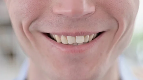 Primer plano de los labios y dientes sonrientes de un joven — Foto de Stock